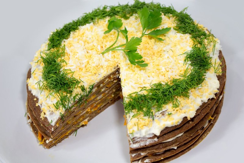 Печёночный торт из куриной печени с морковью и луком и майонезом