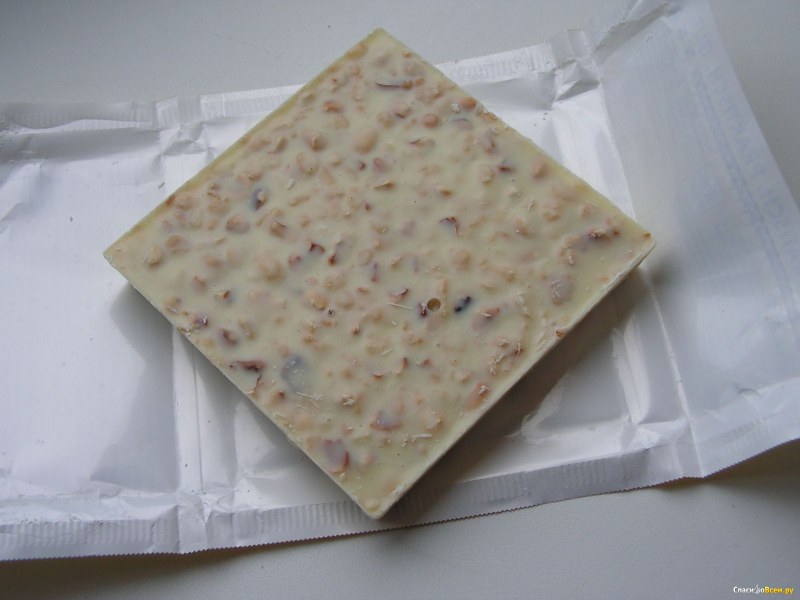 Белый шоколад с орешками