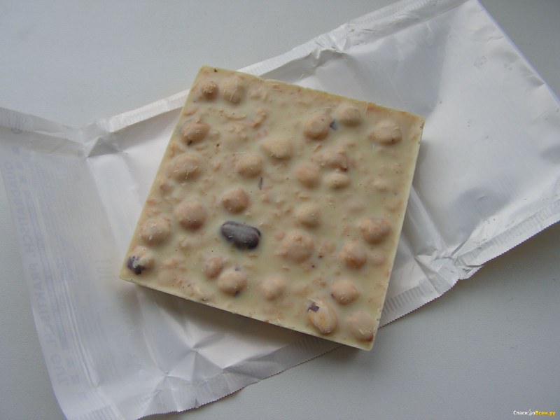 Белый шоколад с орешками