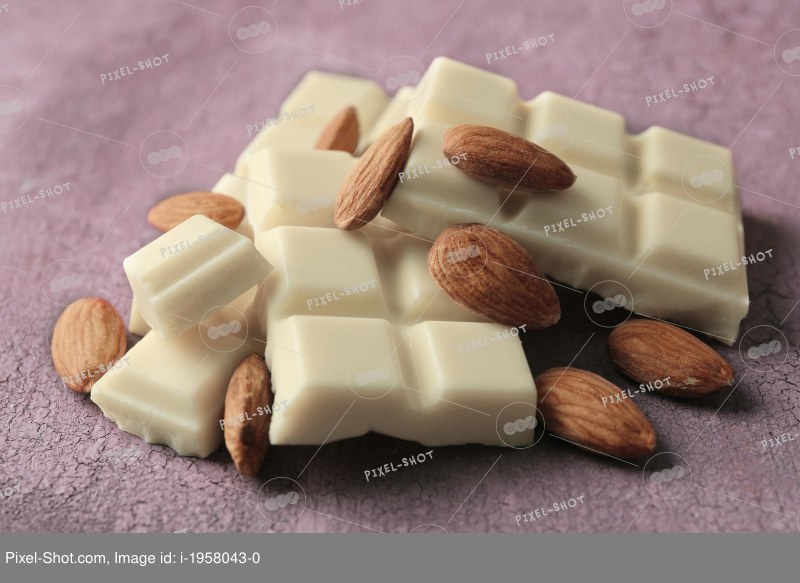 Фундук в белом шоколаде