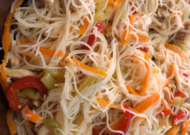 Салат с рисовой лапшой фунчоза
