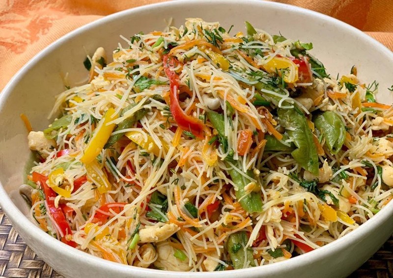Салат с фунчозой и овощами и курицей