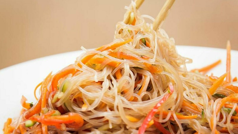 Салат с фунчозой и корейской морковью и курицей