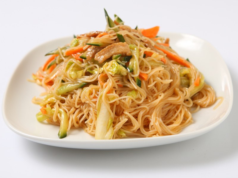 Салат из фунчозы с курицей