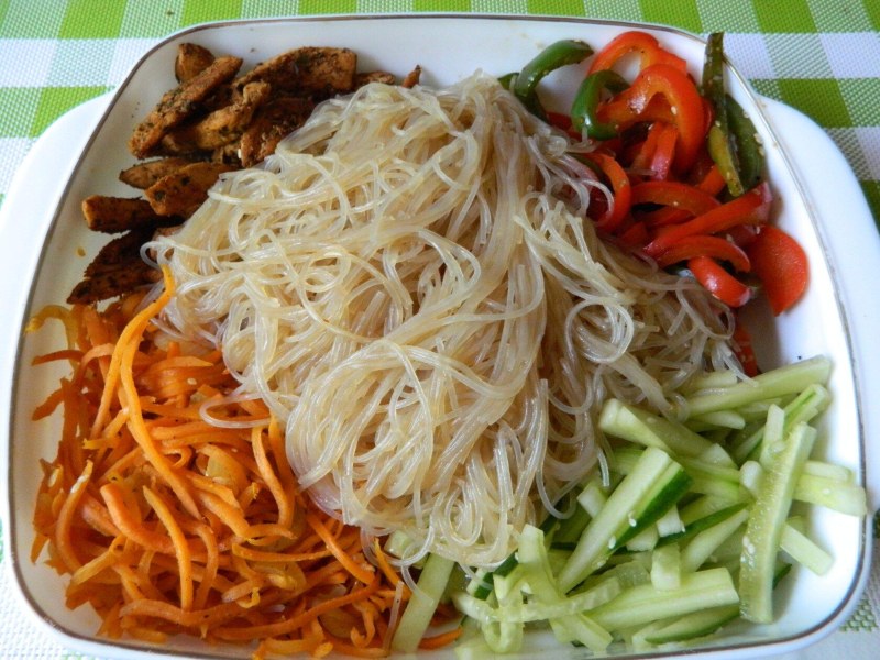 Салат с фунчозой и курицей и грибами и корейской морковью