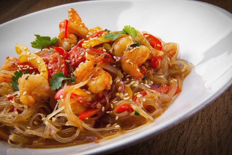 Фунчоза с морепродуктами и овощами
