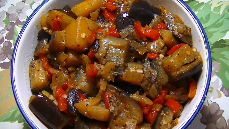 Соте из баклажанов с перцем и оливками