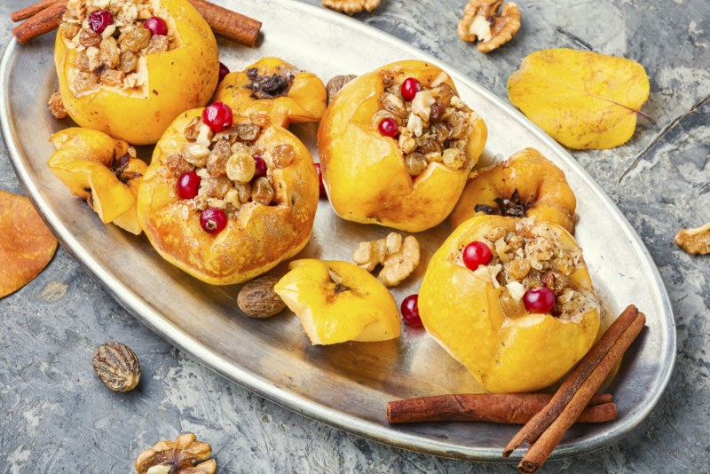 Айва фаршированная орехами