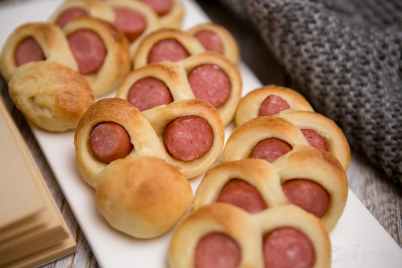 Булочка с сосиской