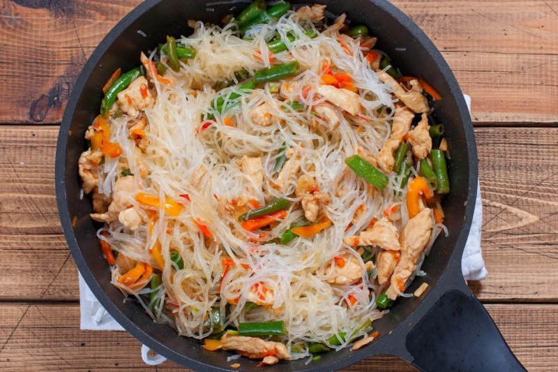 Фунчоза с говядиной и овощами