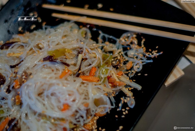 Салат фунчоза с колбасой и овощами
