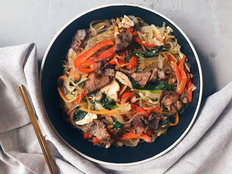 Салат фунчоза с курицей и корейской морковью