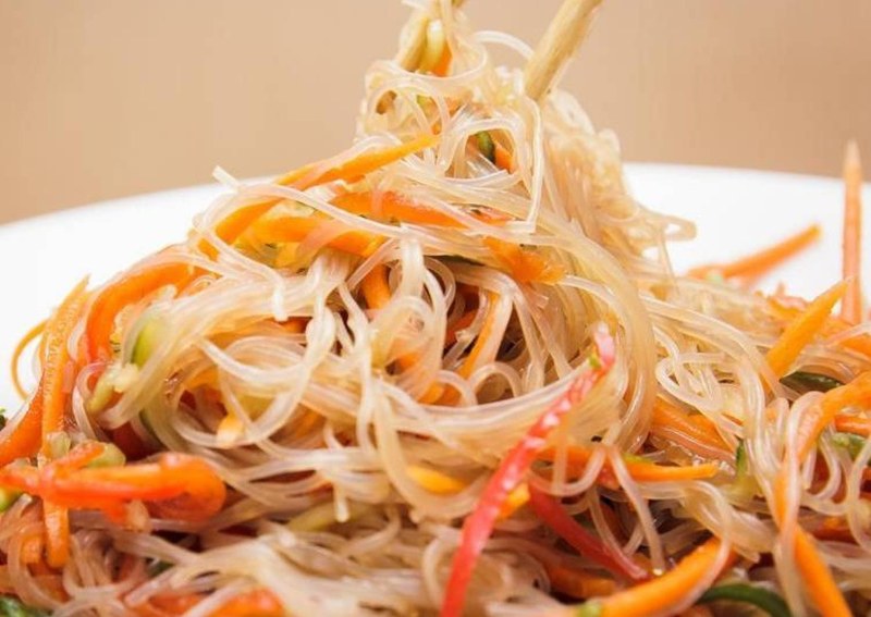 Салат с фунчозой и корейской морковью и курицей
