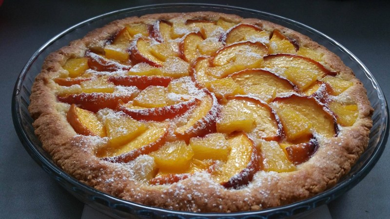 Песочный пирог с персиками консервированными