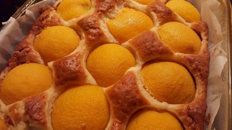 Пирог с персиками