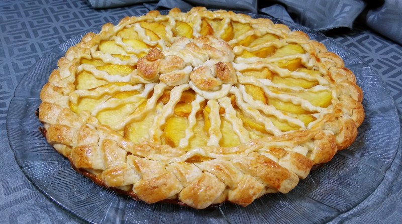 Пирог из песочного теста с персиками