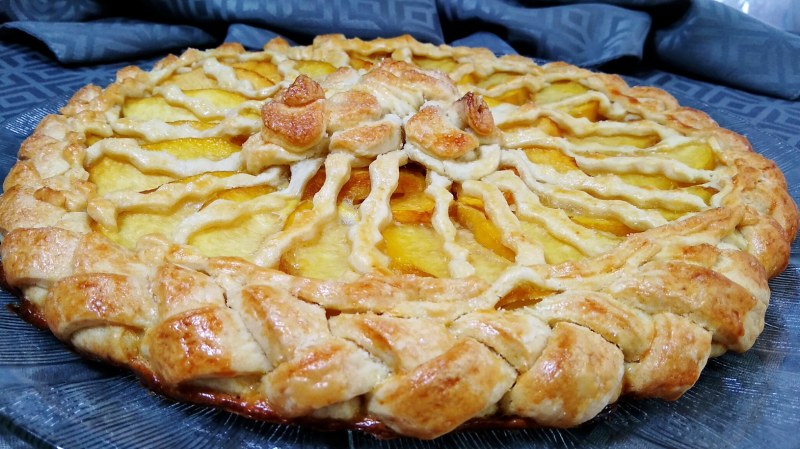 Сдобный пирог с персиками