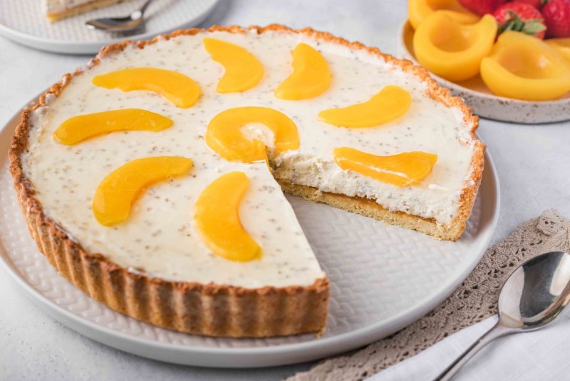 Пирог с персиками и сметанным кремом