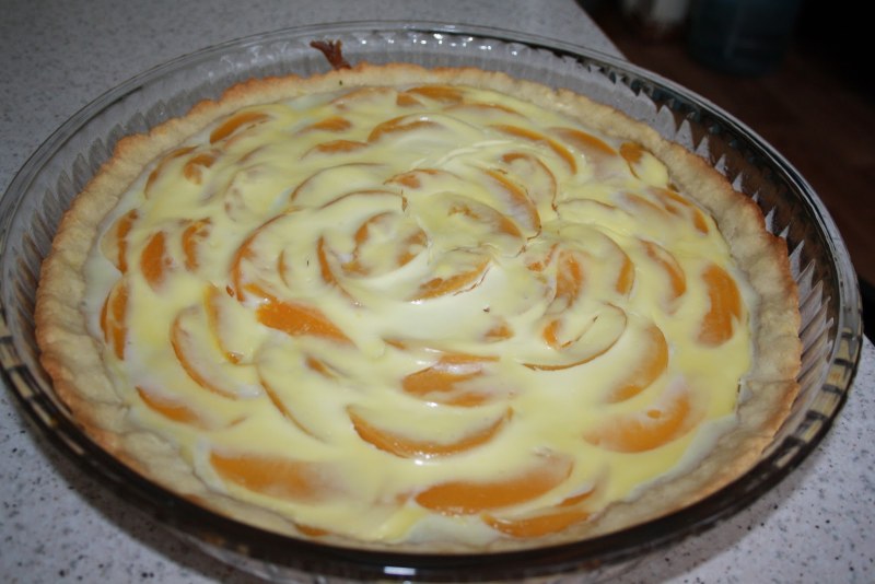 Пирог с персиками и сметанной заливкой