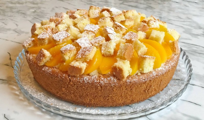 Шарлотка с персиками консервированными