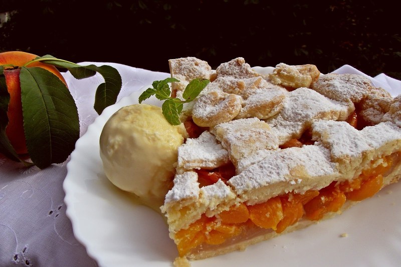 Песочный пирог с персиками