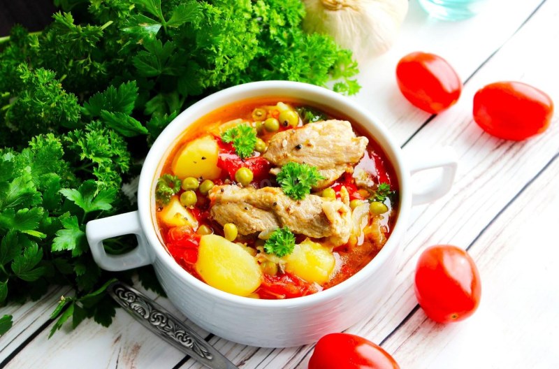 Куриный суп с консервированным горошком и яйцом