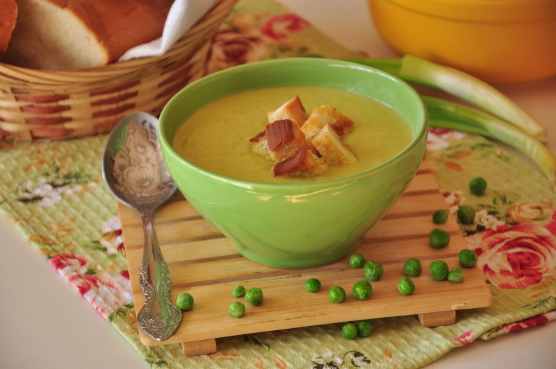 Рассольник с перловкой и солеными огурцами на курином бульоне