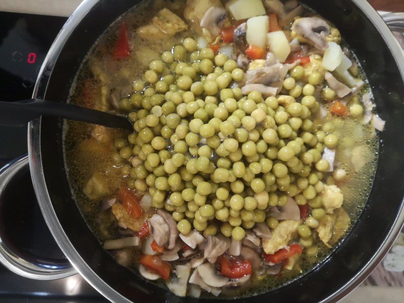 Суп с сельдереем и курицей