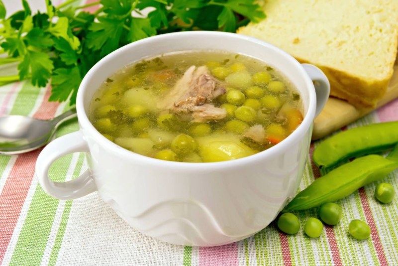 Куриный суп с зеленым горошком