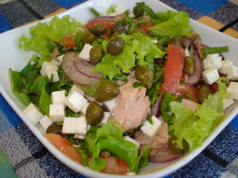Салат с тунцом и брынзой