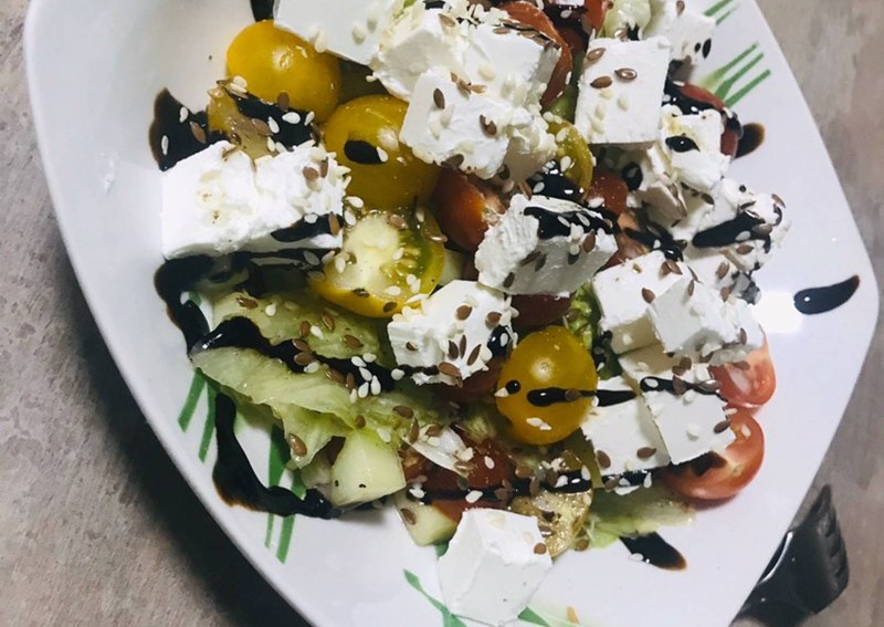 Греческий салат с фетаксой
