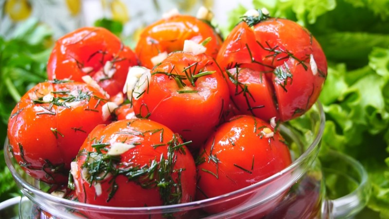 Маринованные помидоры с луком