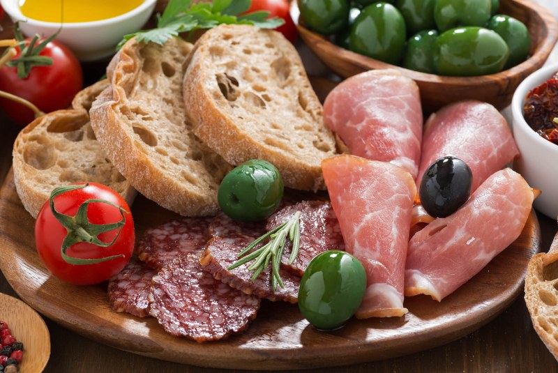 Ассорти мясных деликатесов и сыров