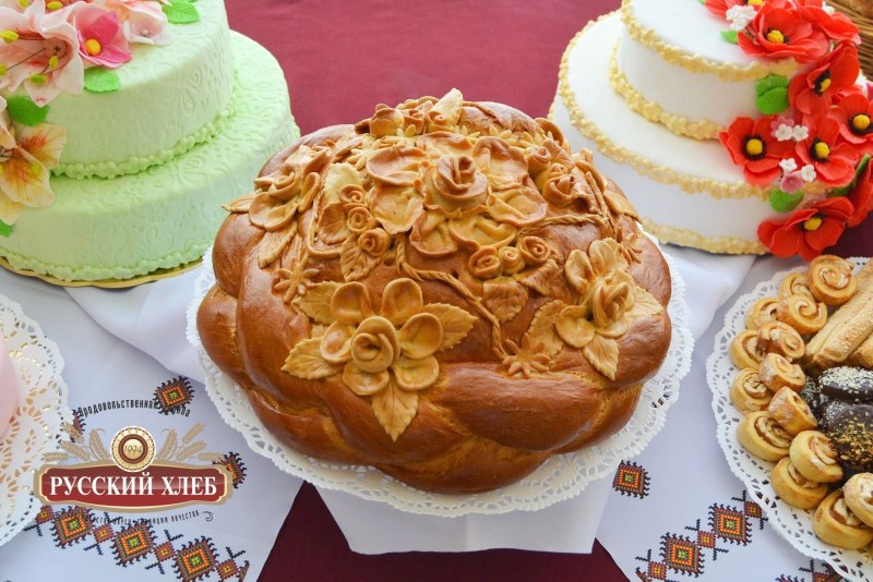 Свадебный каравай с маками