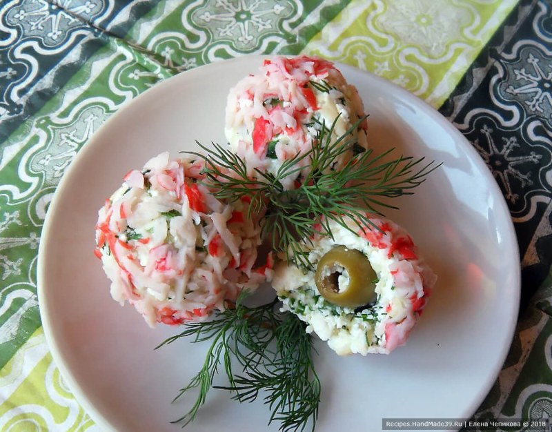 Рафаэлло с оливками и крабовыми палочками