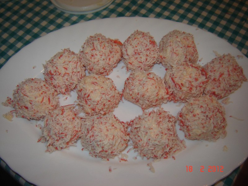 Рафаэлло с оливками и крабовыми палочками