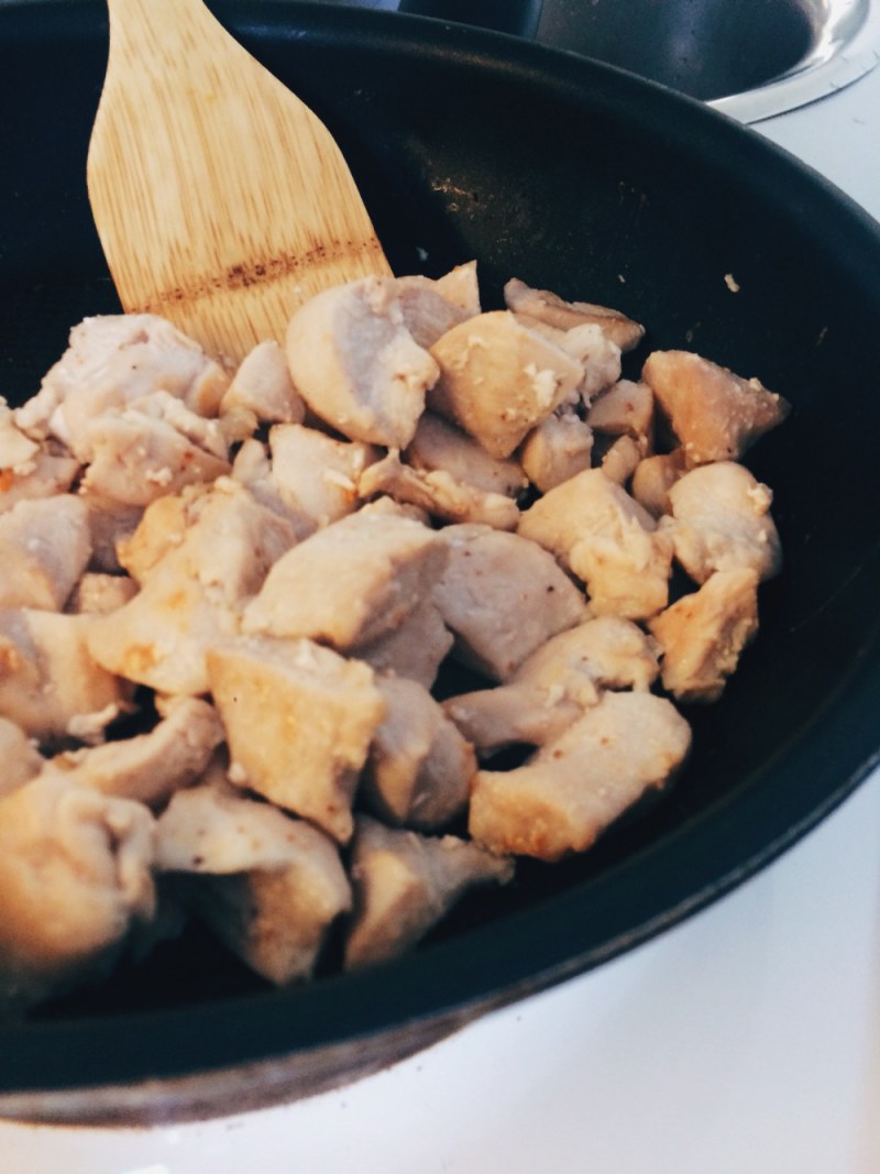 Профитроли с салатом из копченой куриной грудки