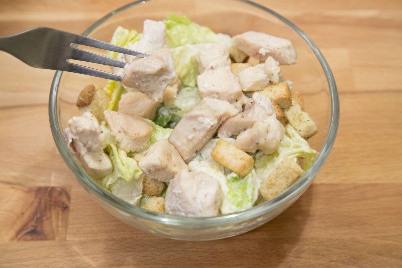 Куриная грудка кубиками на сковороде