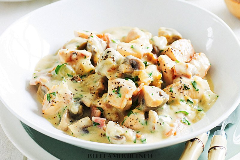 Куриные котлеты с сыром кубиками