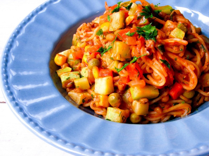 Спагетти с кукурузой и горошком