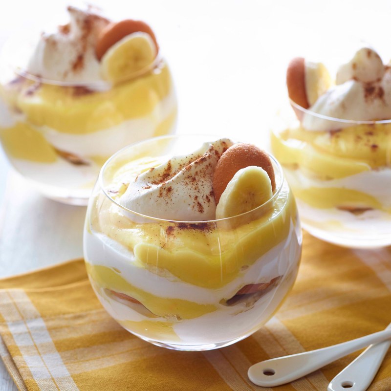 Десерт с фруктами и орехами