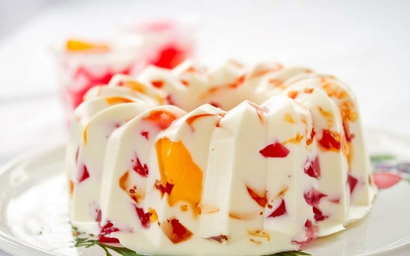 Десерт из сметаны с ананасами