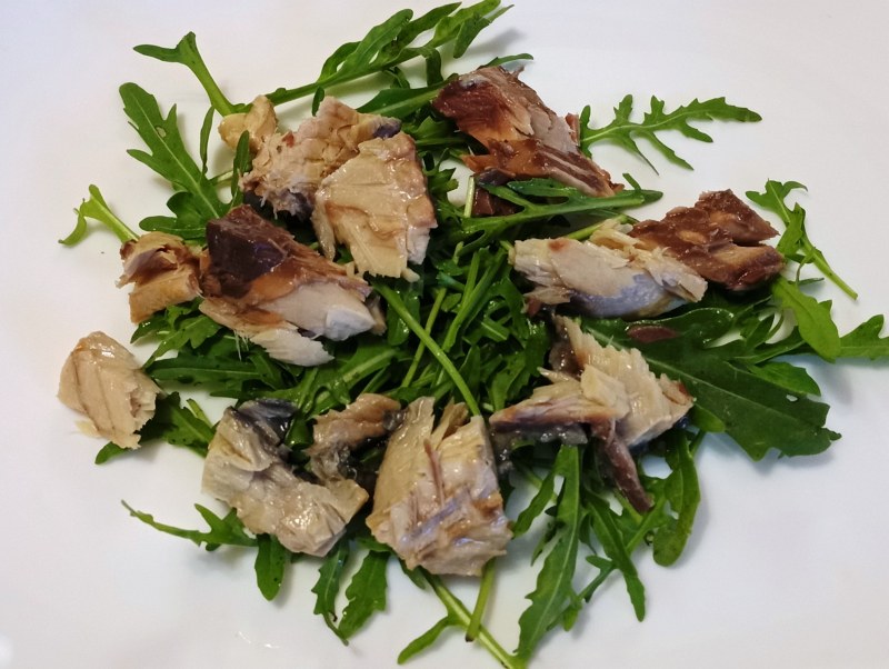 Салат с копченой рыбкой