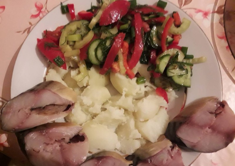 Салат с копченой рыбкой