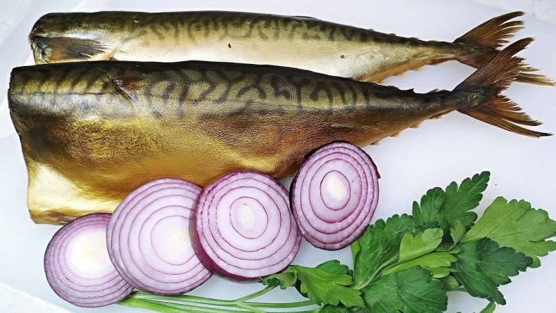 Салат с копченой рыбой