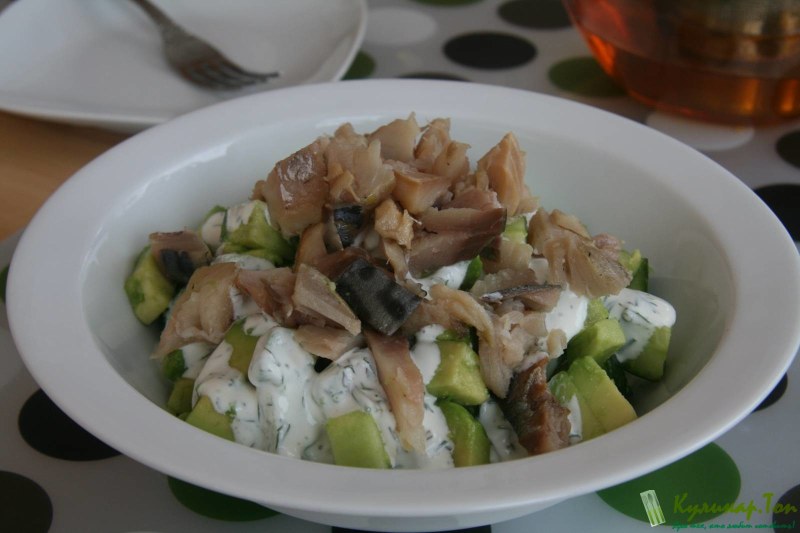 Салат с копченой скумбрией