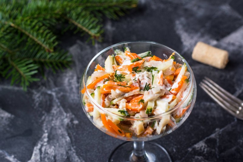 Салат с копченой рыбкой