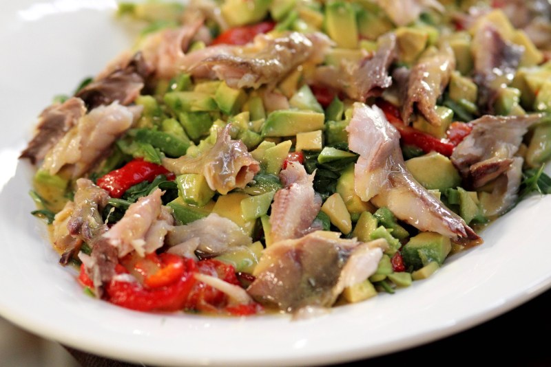 Копченая скумбрия с салатом и картофелем