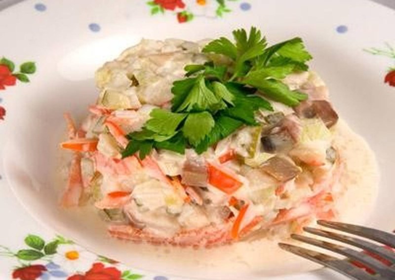 Салат из консервы скумбрия