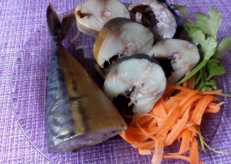 Салат с копчёной скумбрией холодного копчения рецепт с фото пошагово